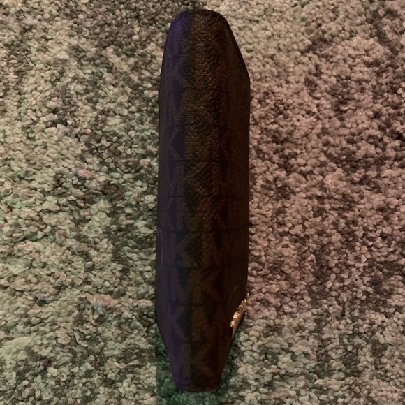 MICHAEL KORS PASSPORT WALLET - Picture 7 of 9